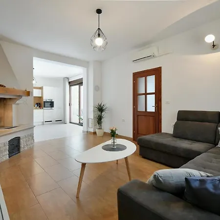 Holiday home Mit Privatpool Fuer 6 Personen Ca 100 Qm In Galizana, Istrien Istrische Riviera