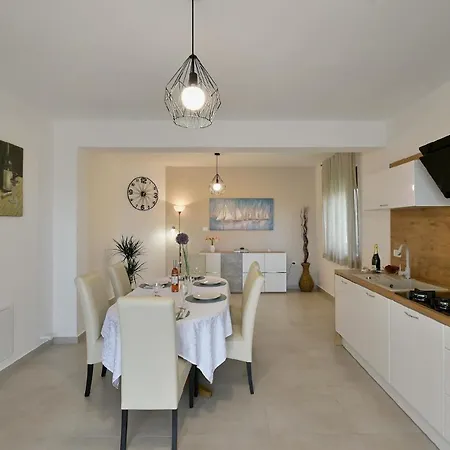Holiday home Mit Privatpool Fuer 6 Personen Ca 100 Qm In Galizana, Istrien Istrische Riviera *